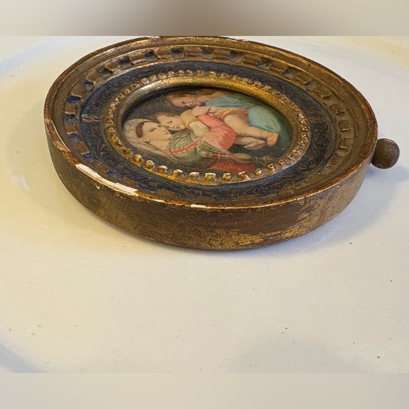 Round Florentine Frame - Picture 3 of 10